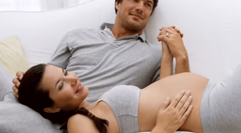 femme-enceinte-père-en-soutien